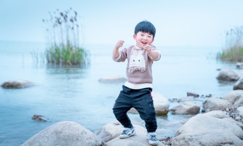 小孩子晚上睡觉出汗多是什么原因-小孩子晚上睡觉磨牙是什么原因、小孩晚上睡觉出汗是什么原因引起的 -小孩子晚上睡觉的时候就要出汗网